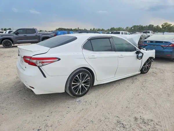 4T1B11HK4JU005645 — 2018 Toyota Camry, фото 3 с аукциона Copart 13.10.2026, Передняя часть
