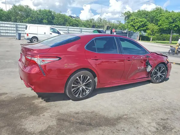 4T1B11HK5JU602268 — 2018 Toyota Camry, фото 3 с аукциона Copart 30.09.2026, Передняя часть