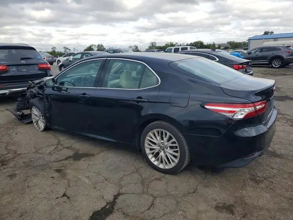 4T1B11HK4JU517681 — 2018 Toyota Camry, фото 2 с аукциона Copart, Передняя часть