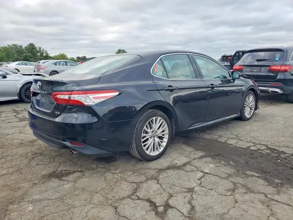 4T1B11HK4JU517681 — 2018 Toyota Camry, фото 3 с аукциона Copart, Передняя часть