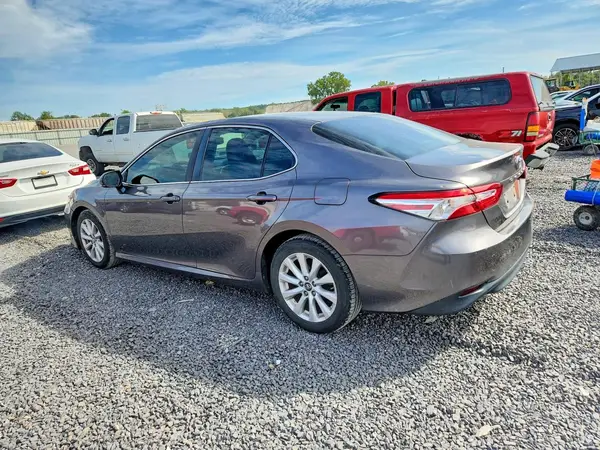 4T1B11HK1JU632562 — 2018 Toyota Camry, фото 2 с аукциона Copart, Град