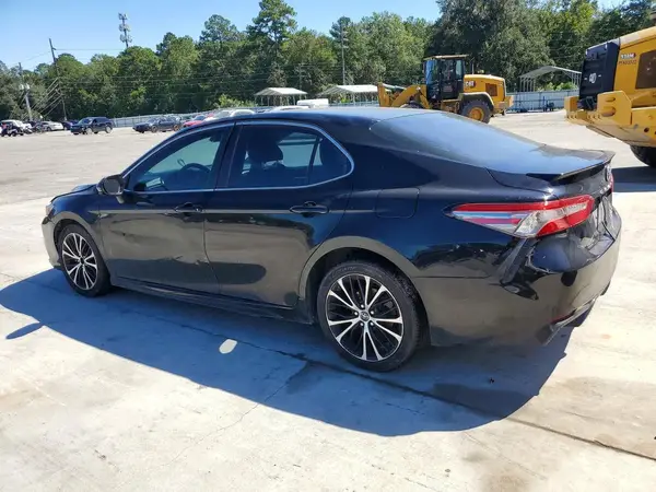 4T1B11HK5JU032014 — 2018 Toyota Camry, фото 2 с аукциона Copart, Передняя часть