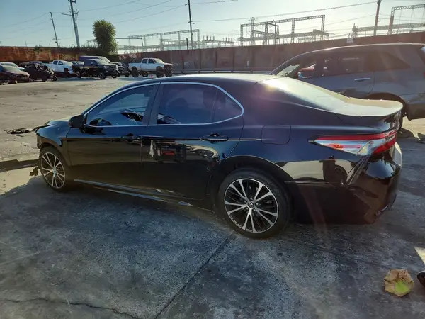 4T1B11HK1JU615003 — 2018 Toyota Camry, фото 2 с аукциона Copart 30.09.2026, Передняя часть