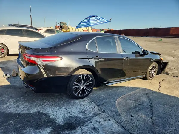4T1B11HK1JU615003 — 2018 Toyota Camry, фото 3 с аукциона Copart 30.09.2026, Передняя часть