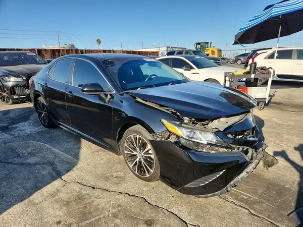 4T1B11HK1JU615003 — 2018 Toyota Camry, фото 4 с аукциона Copart 30.09.2026, Передняя часть