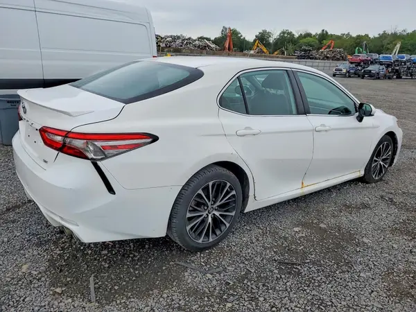 4T1B11HK8JU094135 — 2018 Toyota Camry, фото 3 с аукциона Copart 25.09.2026, Задняя часть