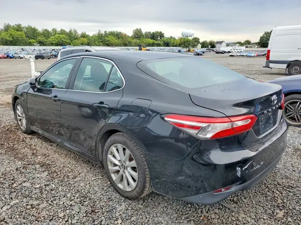 4T1B11HK2JU556107 — 2018 Toyota Camry, фото 2 с аукциона Copart 25.09.2026, Передняя часть