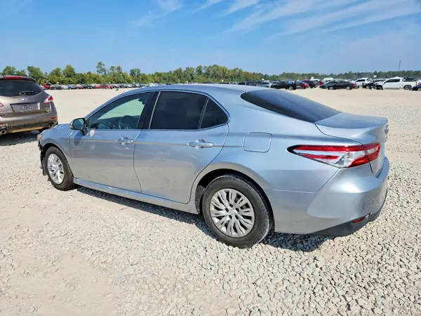 4T1B11HK7JU650404 — 2018 Toyota Camry, фото 2 с аукциона Copart, Передняя часть