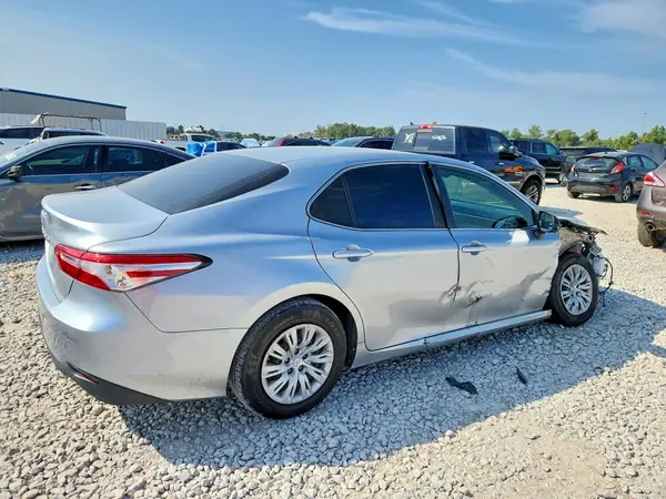 4T1B11HK7JU650404 — 2018 Toyota Camry, фото 3 с аукциона Copart, Передняя часть