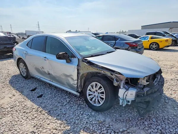 4T1B11HK7JU650404 — 2018 Toyota Camry, фото 4 с аукциона Copart, Передняя часть