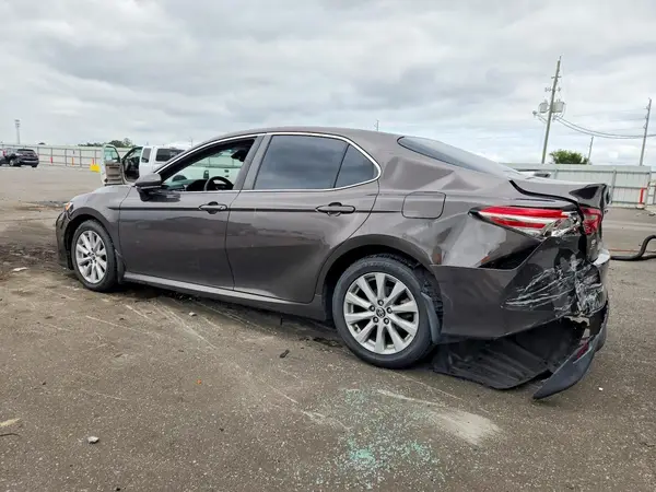 4T1B11HK4JU017357 — 2018 Toyota Camry, фото 2 с аукциона Copart 05.10.2026, Задняя часть