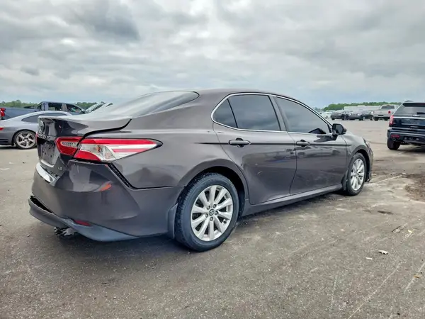 4T1B11HK4JU017357 — 2018 Toyota Camry, фото 3 с аукциона Copart 05.10.2026, Задняя часть