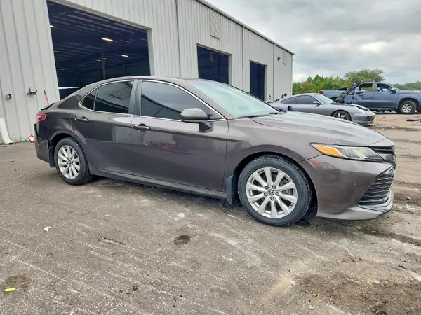 4T1B11HK4JU017357 — 2018 Toyota Camry, фото 4 с аукциона Copart 05.10.2026, Задняя часть