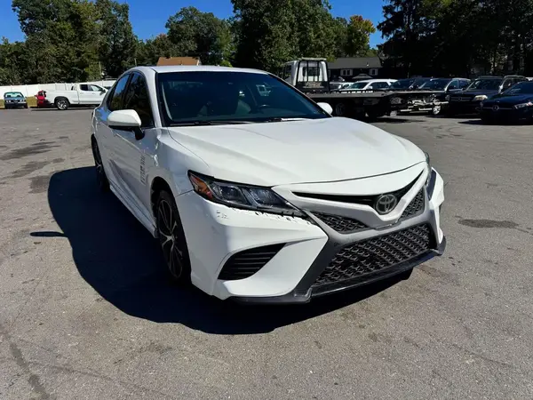 4T1B11HK8JU567855 — 2018 Toyota Camry, фото 4 с аукциона Copart 07.10.2026, Мелкие вмятины и царапины