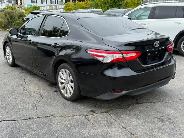 4T1B11HK3JU045926 — 2018 Toyota Camry, фото 2 с аукциона Copart, Мелкие вмятины и царапины