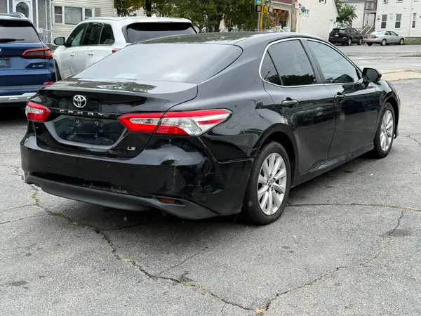 4T1B11HK3JU045926 — 2018 Toyota Camry, фото 3 с аукциона Copart, Мелкие вмятины и царапины