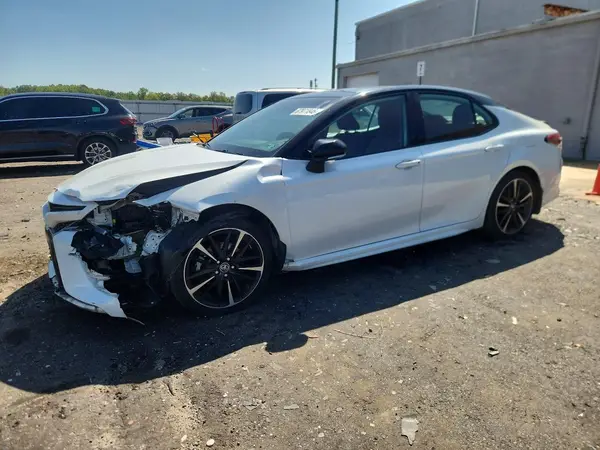 4T1B61HK0KU293070 — 2019 Toyota Camry, Передняя часть (Front End), фото до ремонта
