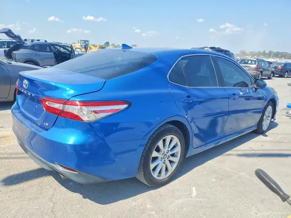 4T1B11HK2KU179893 — 2019 Toyota Camry, фото 3 с аукциона Copart 15.10.2026, Мелкие вмятины и царапины