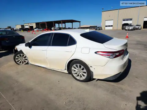 4T1B11HK5KU236068 — 2019 Toyota Camry, фото 2 с аукциона Copart 15.10.2026, Повреждения со всех сторон
