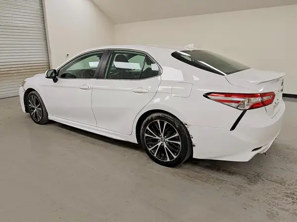 4T1G11AK3LU317653 — 2020 Toyota Camry, фото 2 с аукциона Copart 08.10.2026, Мелкие вмятины и царапины