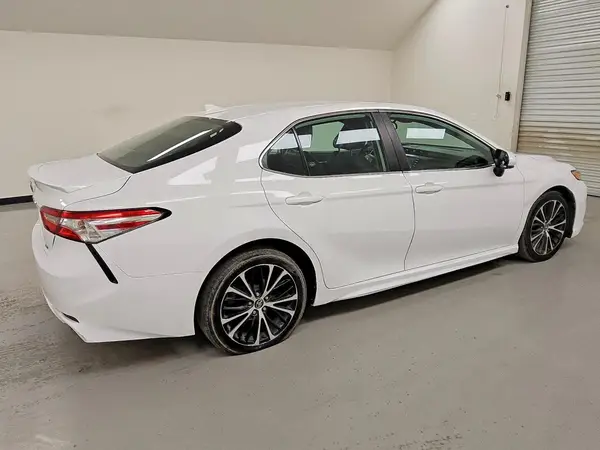 4T1G11AK3LU317653 — 2020 Toyota Camry, фото 3 с аукциона Copart 08.10.2026, Мелкие вмятины и царапины