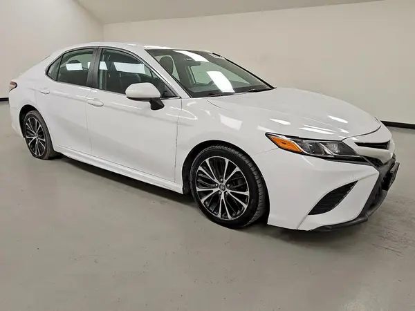 4T1G11AK3LU317653 — 2020 Toyota Camry, фото 4 с аукциона Copart 08.10.2026, Мелкие вмятины и царапины