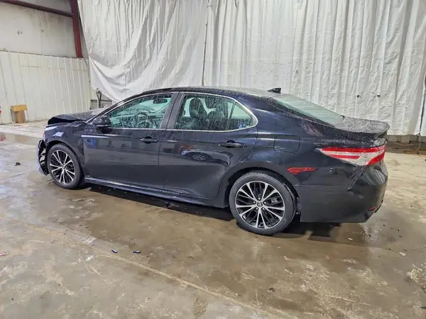 4T1G11AKXLU895653 — 2020 Toyota Camry, фото 2 с аукциона Copart, Передняя часть