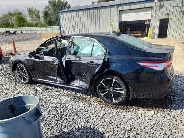 4T1K61AK3LU936488 — 2020 Toyota Camry, фото 2 с аукциона Copart, Боковая часть