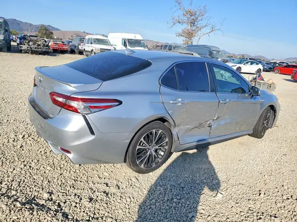 4T1G31AKXLU011981 — 2020 Toyota Camry, фото 3 с аукциона Copart 13.10.2026, Боковая часть