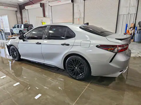 4T1G11BK3MU043581 — 2021 Toyota Camry, фото 2 с аукциона Copart 14.10.2026, Передняя часть