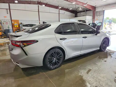 4T1G11BK3MU043581 — 2021 Toyota Camry, фото 3 с аукциона Copart 14.10.2026, Передняя часть