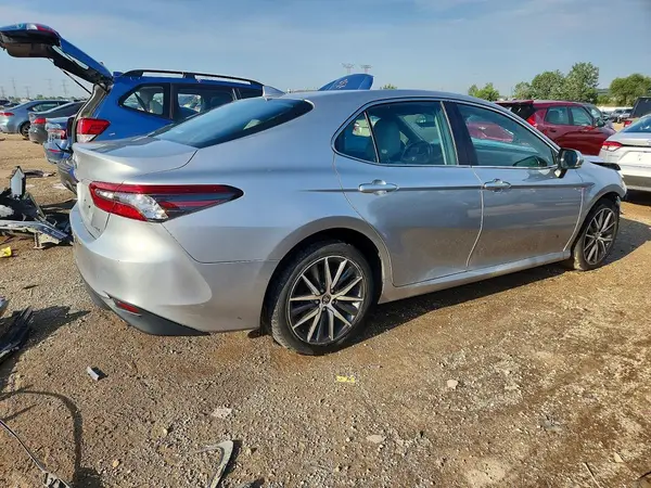 4T1F11BK4MU045836 — 2021 Toyota Camry, фото 3 с аукциона Copart 13.10.2026, Передняя часть
