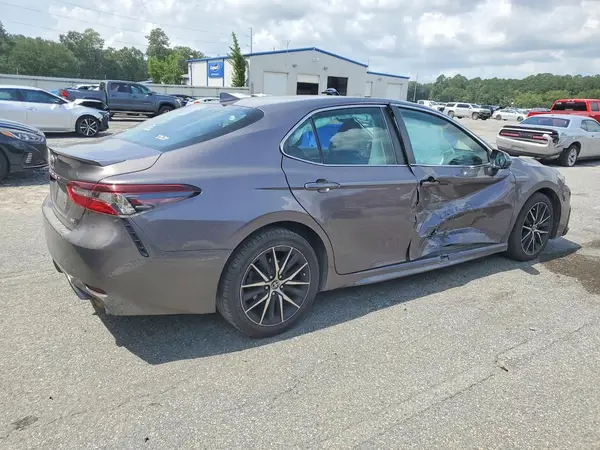4T1G11AK4MU606560 — 2021 Toyota Camry, фото 3 с аукциона Copart, Боковая часть