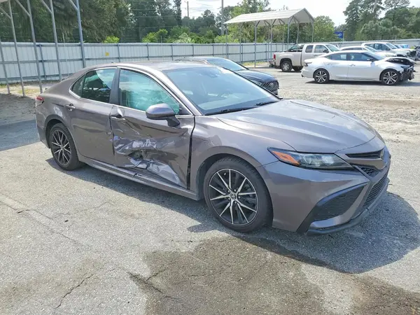 4T1G11AK4MU606560 — 2021 Toyota Camry, фото 4 с аукциона Copart, Боковая часть