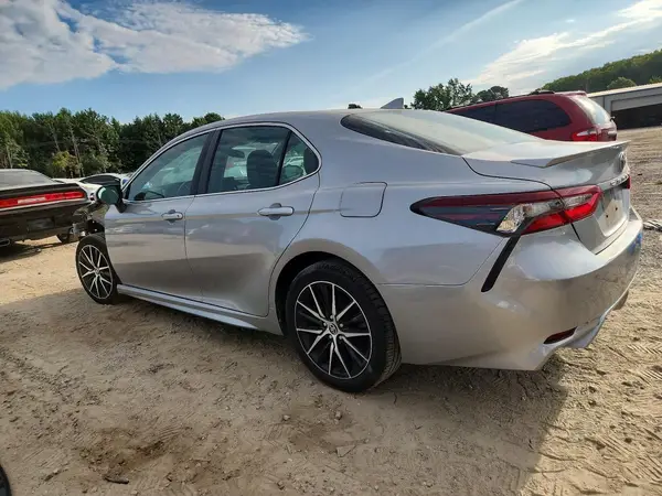 4T1G11AK0MU584217 — 2021 Toyota Camry, фото 2 с аукциона Copart 13.10.2026, Передняя часть