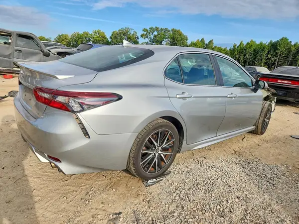 4T1G11AK0MU584217 — 2021 Toyota Camry, фото 3 с аукциона Copart 13.10.2026, Передняя часть