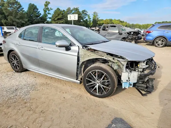 4T1G11AK0MU584217 — 2021 Toyota Camry, фото 4 с аукциона Copart 13.10.2026, Передняя часть