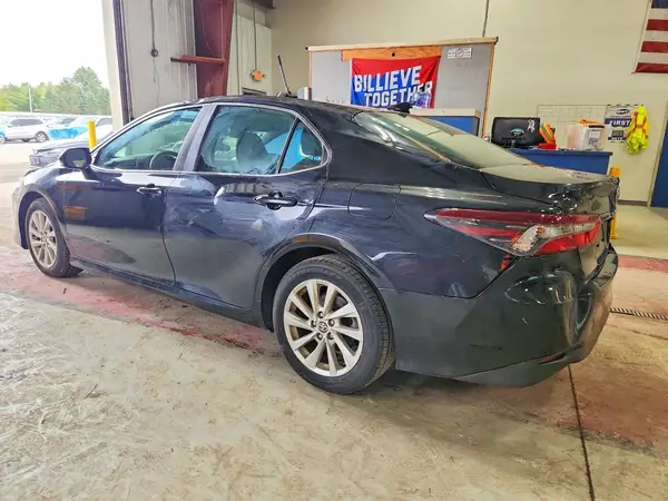 4T1C11AK0MU448636 — 2021 Toyota Camry, фото 2 с аукциона Copart 12.10.2026, Передняя часть