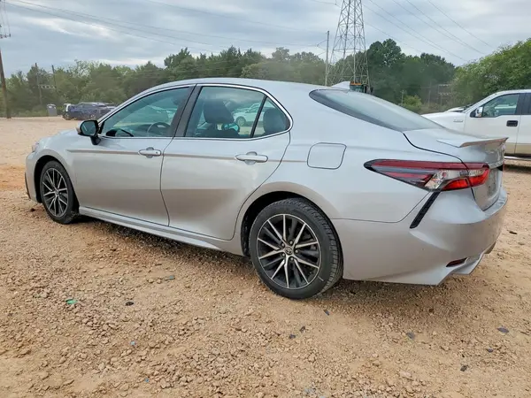 4T1G11AK8MU440124 — 2021 Toyota Camry, фото 2 с аукциона Copart, Механические повреждения
