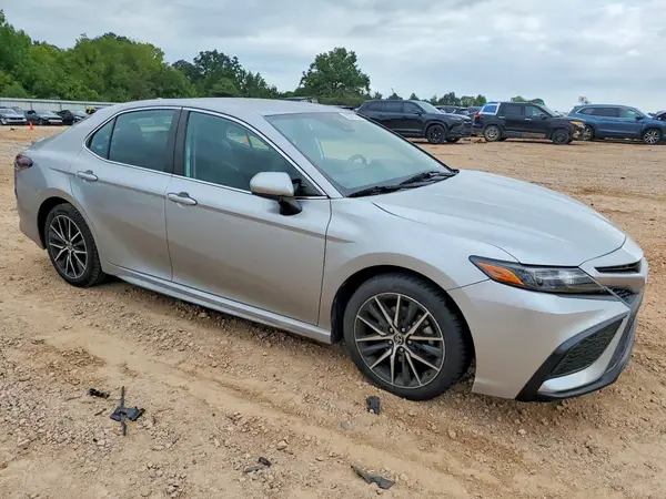 4T1G11AK8MU440124 — 2021 Toyota Camry, фото 4 с аукциона Copart, Механические повреждения