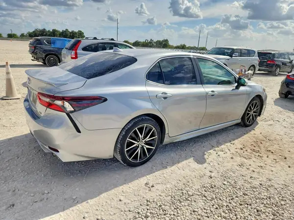 4T1G11AK6MU560956 — 2021 Toyota Camry, фото 3 с аукциона Copart 08.10.2026, Боковая часть