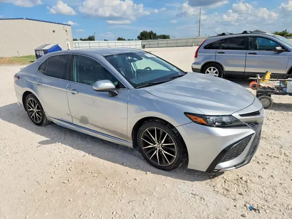 4T1G11AK6MU560956 — 2021 Toyota Camry, фото 4 с аукциона Copart 08.10.2026, Боковая часть