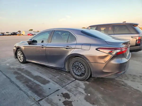 4T1C11AK2MU470718 — 2021 Toyota Camry, фото 2 с аукциона Copart, Передняя часть