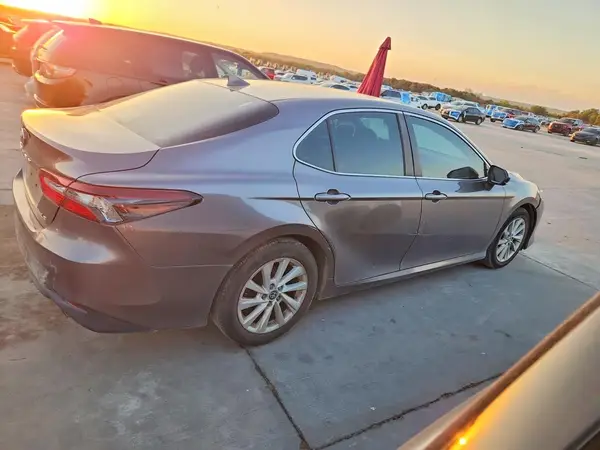 4T1C11AK2MU470718 — 2021 Toyota Camry, фото 3 с аукциона Copart, Передняя часть
