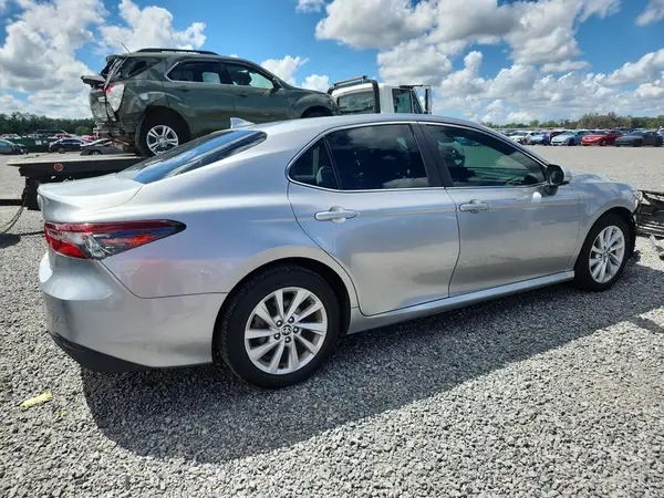 4T1C11AK7MU587078 — 2021 Toyota Camry, фото 3 с аукциона Copart 06.10.2026, Передняя часть