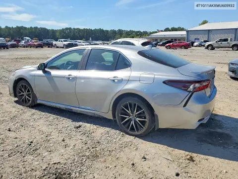 4T1G11AKXMU605932 — 2021 Toyota Camry, фото 2 с аукциона Copart, Передняя часть