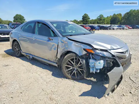 4T1G11AKXMU605932 — 2021 Toyota Camry, фото 4 с аукциона Copart, Передняя часть