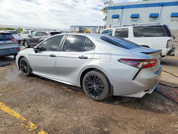 4T1G11AK2NU031425 — 2022 Toyota Camry, фото 2 с аукциона Copart, Передняя часть