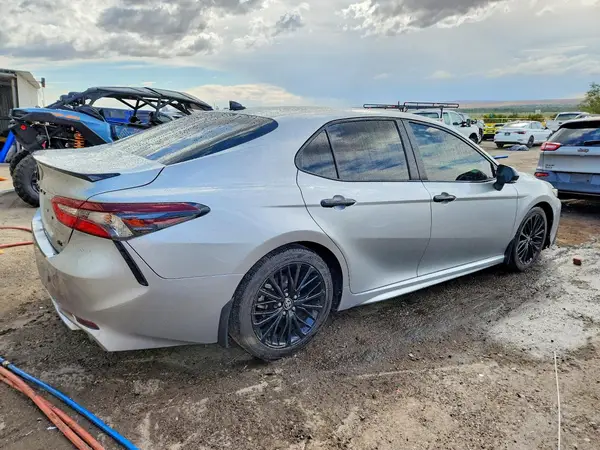 4T1G11AK2NU031425 — 2022 Toyota Camry, фото 3 с аукциона Copart, Передняя часть