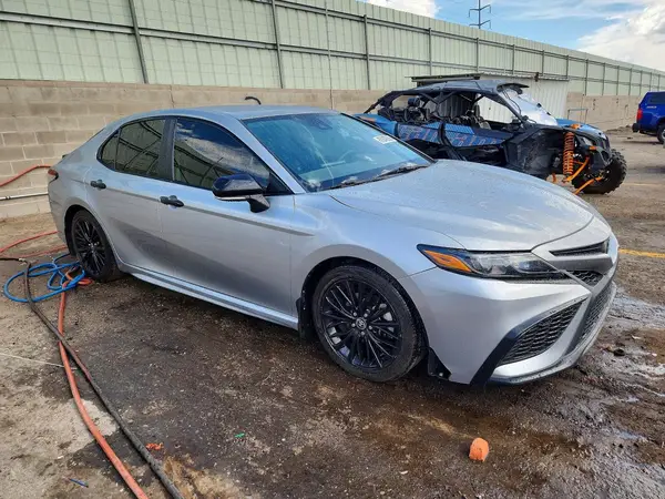 4T1G11AK2NU031425 — 2022 Toyota Camry, фото 4 с аукциона Copart, Передняя часть